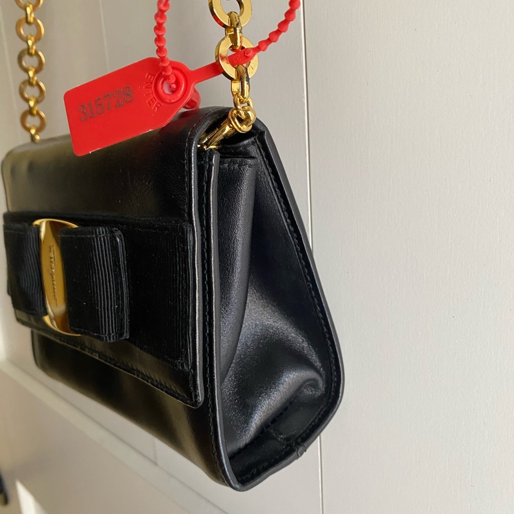 Salvatore Ferragamo BLACK LEATHER CROSSBODY BAG - Picture 7 of 16